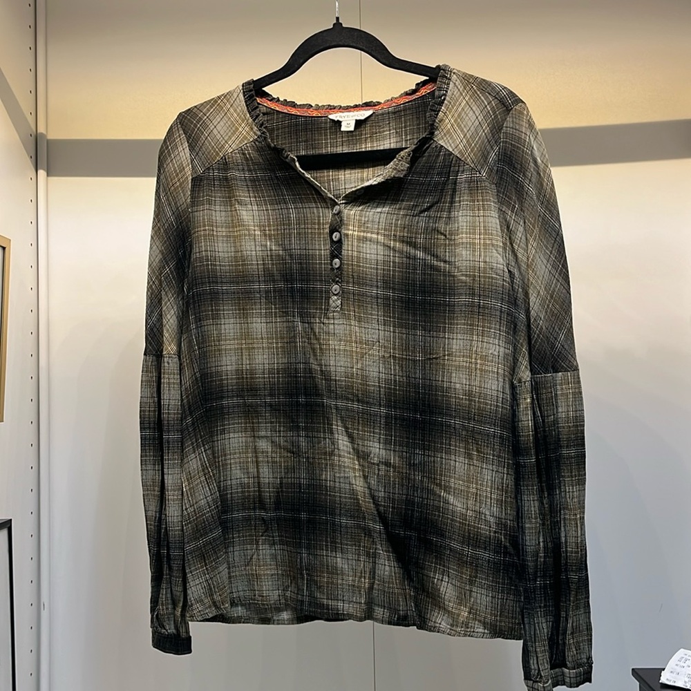 Frye and Company cute long sleeve top. Bell sleeves, details around the collar.